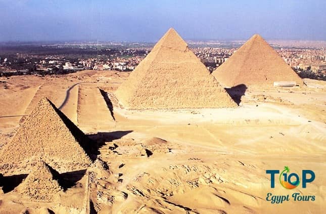 Day Tour to Giza Pyramids Museum of Egyptian and Old Cairo